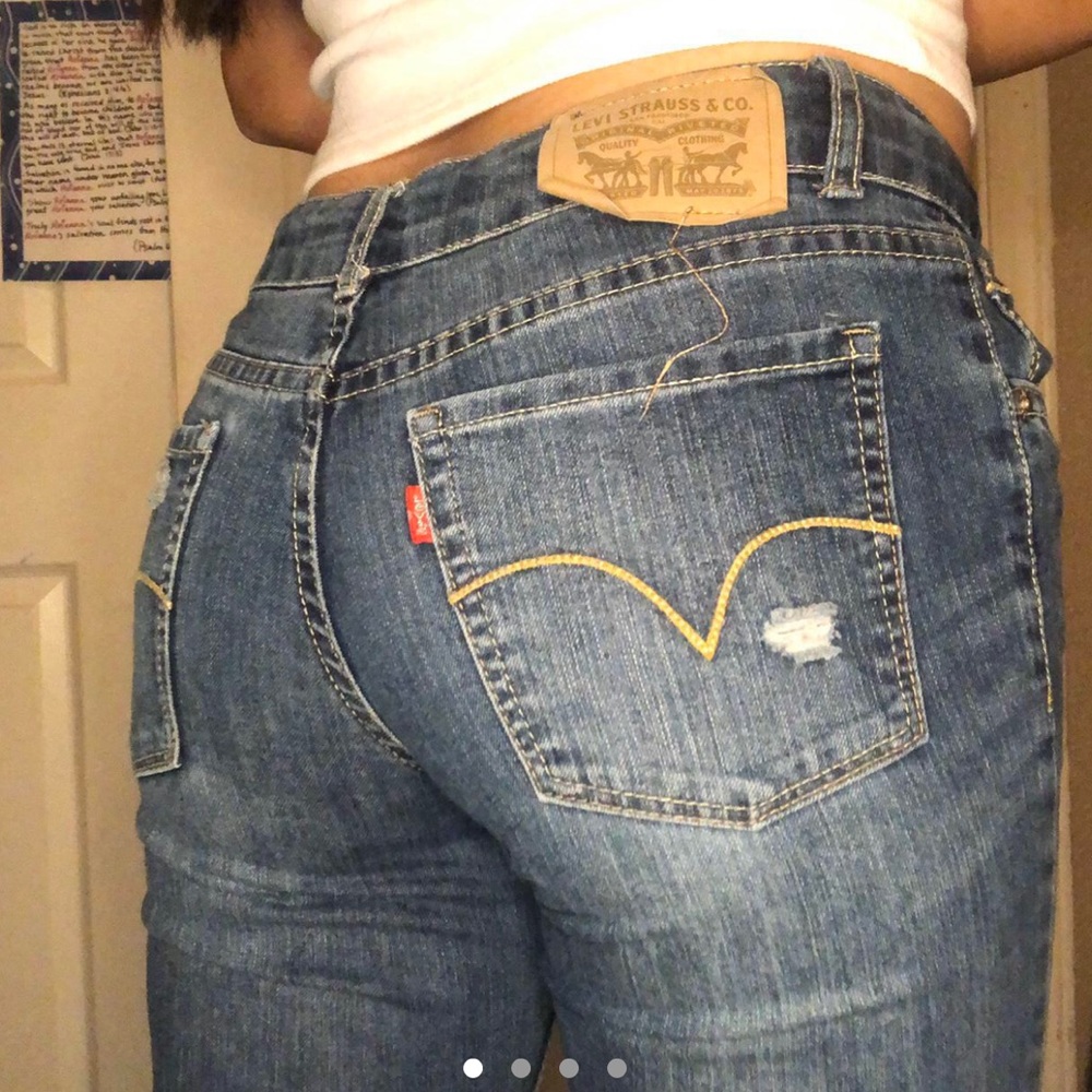 Dark Wash Boyfriend Levi’s Jeans !!